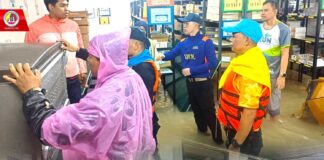 ทหารพราน 44 เร่งช่วยบุคลากรทางการแพทย์ เคลื่อนย้ายยาและอุปกรณ์ท่ามกลางวิกฤตน้ำท่วม