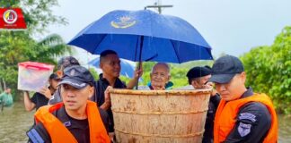 ช่วยสุดใจ ทหารพราน 42 ช่วยเหลือผู้สูงอายุ พร้อมมอบถุงยังชีพให้กับผู้ที่ได้รับผลกระทบจากเหตุอุทกภัย ในพื้นที่ อ.ปะนาเระ จ.ปัตตานี