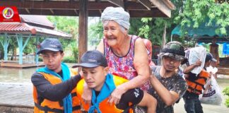 “พร้อมทุกยาม เมื่อเกิดภัยพิบัติ” ฉก.ทพ.44 เร่งเข้าช่วยเหลือผู้ประสบภัยน้ำท่วม พร้อมทั้งเคลื่อนย้ายผู้ป่วยฉุกเฉินแบบเร่งด่วน ส่งโรงพยาบาลโดยปลอดภัย