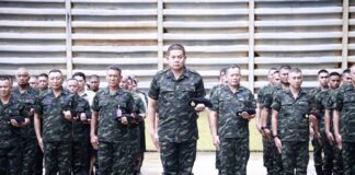 พระบาทสมเด็จพระเจ้าอยู่หัวทรงพระกรุณาโปรดเกล้าโปรดกระหม่อม พระราชทานน้ำหลวงอาบศพ สดุดีวีรชนทหารกล้า สละชีพเพื่อชาติ ก่อนส่งศพกลับภูมิลำเนา จ.บุรีรัมย์