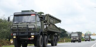 กองพันทหารช่างที่ 15 กองพลทหารราบที่ 15 เข้าติดตั้งสะพานแบริ่ง เพื่อช่วยเหลือพี่น้องประชาชน บ้านบาหยิ อ.บันนังสตา จ.ยะลา หลังประสบวิกฤติอุทกภัยชายแดนใต้