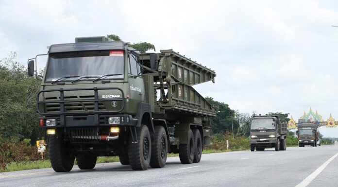 กองพันทหารช่างที่ 15 กองพลทหารราบที่ 15 เข้าติดตั้งสะพานแบริ่ง เพื่อช่วยเหลือพี่น้องประชาชน บ้านบาหยิ อ.บันนังสตา จ.ยะลา หลังประสบวิกฤติอุทกภัยชายแดนใต้