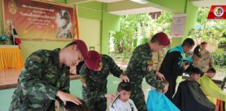 ทหารหมวกแดง จัดกิจกรรมปันน้ำใจ ช่วยภัยน้ำท่วม ช่วยเหลือประชาชน ออกบริการตัดผมฟรีให้เด็กนักเรียนในโรงเรียน