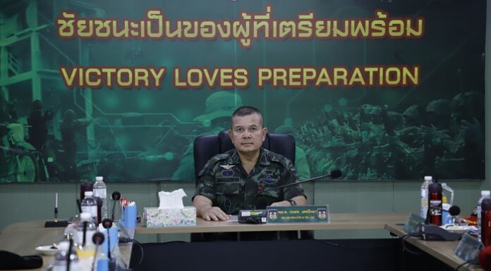 รอง ผอ.รมน.ภาค 4 สน. ตรวจเยี่ยมศูนย์ฝึกทางยุทธวิธี พร้อมเน้นย้ำกำลังพลนำความรู้ ความชำนาญ ประสบการณ์ และนำเครื่องมือ ยุทโธปกรณ์ต่างๆที่มีใช้ให้เกิดประโยชน์ และต้องไม่ประมาท รวมถึงวางแผนการปฏิบัติงานให้เหมาะสมกับสถานการณ์