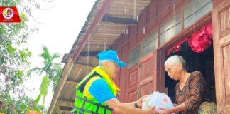 ผบ.พล.ร.15 พร้อมกำลังพลและยุทโธปกรณ์เร่งเข้าช่วยเหลือพี่น้องประชาชน ผู้ประสบอุทกภัย ในพื้นที่ อำเภอระแงะ จังหวัดนราธิวาส