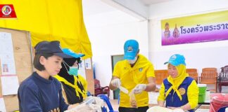 “ครัวพระราชทาน โรงครัวจิตอาสา” ร่วมแรงร่วมใจแจกจ่ายข้าวกล่องให้กับประชาชนผู้ประสบอุทกภัย
