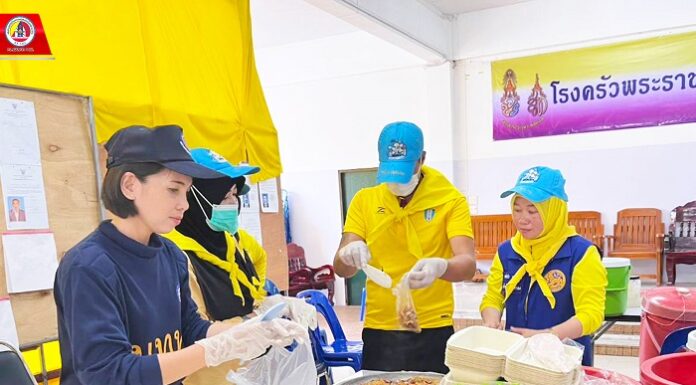 “ครัวพระราชทาน โรงครัวจิตอาสา” ร่วมแรงร่วมใจแจกจ่ายข้าวกล่องให้กับประชาชนผู้ประสบอุทกภัย
