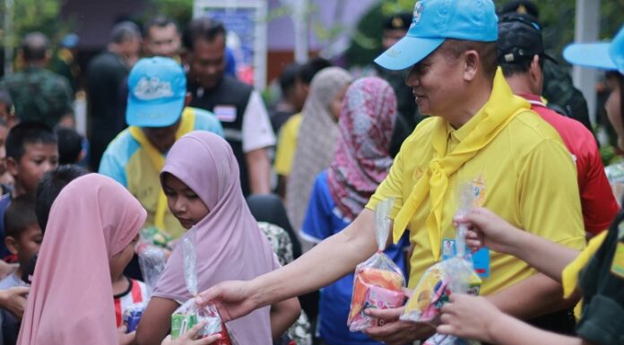 แม่ทัพภาคที่ 4 ลงพื้นที่ฟื้นฟูโรงเรียนบ้านปากบางตาวา หลังน้ำลด พร้อมมอบถุงยังชีพสร้างขวัญกำลังใจให้ครูและนักเรียน