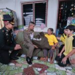 พระบาทสมเด็จพระเจ้าอยู่หัวและสมเด็จพระนางเจ้าฯ พระบรมราชินี ทรงพระกรุณาโปรดเกล้าโปรดกระหม่อมให้องคมนตรีร่วมกับมูลนิธิราชประชานุเคราะห์ฯ เชิญสิ่งของพระราชทาน มอบแก่ผู้ประสบอุทกภัยในพื้นที่ จชต.