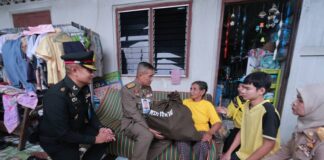 พระบาทสมเด็จพระเจ้าอยู่หัวและสมเด็จพระนางเจ้าฯ พระบรมราชินี ทรงพระกรุณาโปรดเกล้าโปรดกระหม่อมให้องคมนตรีร่วมกับมูลนิธิราชประชานุเคราะห์ฯ เชิญสิ่งของพระราชทาน มอบแก่ผู้ประสบอุทกภัยในพื้นที่ จชต.