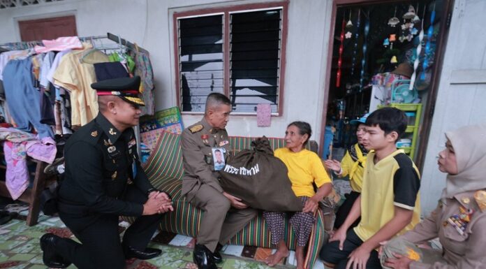 พระบาทสมเด็จพระเจ้าอยู่หัวและสมเด็จพระนางเจ้าฯ พระบรมราชินี ทรงพระกรุณาโปรดเกล้าโปรดกระหม่อมให้องคมนตรีร่วมกับมูลนิธิราชประชานุเคราะห์ฯ เชิญสิ่งของพระราชทาน มอบแก่ผู้ประสบอุทกภัยในพื้นที่ จชต.