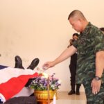 ขอไว้อาลัยแด่ดวงจิตวิญญาณ และสดุดีวีรชนทหารกล้า ผู้วายชนม์ เสียชีวิตจากการปฏิบัติหน้าที่จวบจนวาระสุดท้ายของชีวิต พร้อมรดน้ำศพ ส่งศพ ผู้ล่วงลับกลับมาตุภูมิอย่างสมเกียรติ