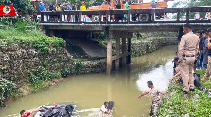 ปลอดภัยหายห่วง อส.อำเภอแว้ง เข้าช่วยเหลือประชาชน จากเหตุรถยนต์ตกคลอง