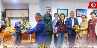 รับมอบพระเครื่องพระพุทธเมตตา ก่อนมอบแก่เจ้าหน้าที่ผู้ปฏิบัติงานในพื้นที่ จชต. เพื่อความเป็นสิริมงคล