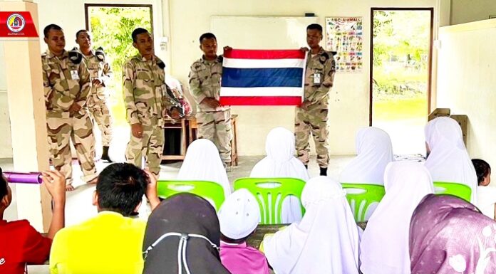 ฉก.สันติสุข ร่วมกับ อส.จชต.อ.เมืองปัตตานี จัดกิจกรรมในสถานศึกษา (ตาดีกา) เพื่อส่งเสริมความรักชาติ และแสดงสัญลักษณ์ WE ARE THAI