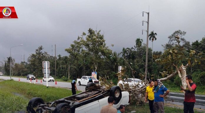 ทหารพราน 44 เร่งช่วยเหลือประชาชนจากอุบัติเหตุรถยนต์พลิกคว่ำ