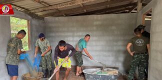 หน่วยเฉพาะกิจสันติสุขร่วมกับ อส.ชคต.แม่ลาน ซ่อมแซมบ้านผู้ยากไร้เพื่อเฉลิมพระเกียรติ 72 พรรษา พระบาทสมเด็จพระวชิรเกล้าเจ้าอยู่หัว