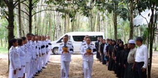 พระบาทสมเด็จพระเจ้าอยู่หัว และสมเด็จพระกนิษฐาธิราชเจ้า กรมสมเด็จพระเทพรัตนราชสุดาฯ สยามบรมราชกุมารี ทรงพระราชทานดินฝังศพ แก่ พ.ต.ท. สุวิทย์ ช่วยเทวฤทธิ์ และ ด.ต.โดม ช่วยเทวฤทธิ์ สองพ่อลูก ครูโรงเรียน ตชด. เสียชีวิตจากเหตุลอบวางระเบิดในพื้นที่ อ.ศรีสาคร จ.นราธิวาส