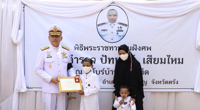 รอง ผอ.รมน.ภาค 4 สน. อัญเชิญดินพระราชทานพิธีฝังศพ จ.ส.ต.ปัทพงศ์ เสียมไหม เสียชีวิตจากเหตุลอบวางระเบิดในพื้นที่ อ.สายบุรี จ.ปัตตานี