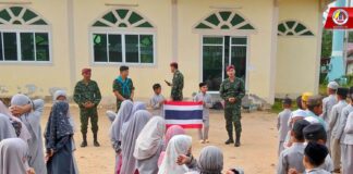 หน่วยเฉพาะกิจสันติสุข ลงพื้นที่ดำเนินกิจกรรมเสาธง 5 นาที สร้างความเข้าใจเกี่ยวกับ “ความเป็นมาและความหมายของธงไตรรงค์”