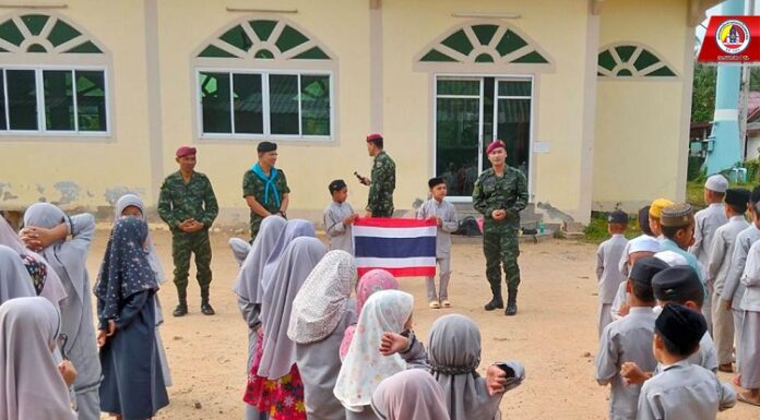 หน่วยเฉพาะกิจสันติสุข ลงพื้นที่ดำเนินกิจกรรมเสาธง 5 นาที สร้างความเข้าใจเกี่ยวกับ “ความเป็นมาและความหมายของธงไตรรงค์”