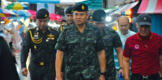 แม่ทัพภาคที่ 4 พบปะเครือข่ายวิทยุเครื่องแดง ศูนย์มณโฑ “เตรียมความพร้อมทั้งระบบ ตื่นตัวทุกสถานการณ์ รายงานได้ทันเวลา” ก่อนลงพื้นที่ให้กำลังใจผู้ประกอบการใจกลางเมืองเศรษฐกิจหาดใหญ่