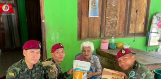 หน่วยเฉพาะกิจสันติสุข ร่วมกับชุมชน มอบสิ่งของช่วยเหลือผู้สูงอายุในพื้นที่บ้านกือลอง