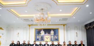 นายภูมิธรรม เวชยชัย รองนายกรัฐมนตรีและรัฐมนตรีว่าการกระทรวงกลาโหม เยี่ยมการปฏิบัติงานกองทัพภาคที่ 4 ย้ำนโยบาย 11 ประการ ครอบคลุมถึงกำลังพลชั้นผู้น้อย