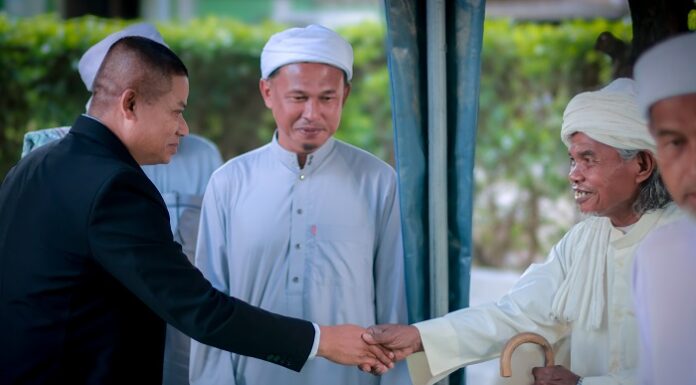 แม่ทัพภาคที่ 4 ร่วมกิจกรรม “รอมฎอนสัมพันธ์” ละศีลอด ฮิจเราะห์ศักราช 1446 เน้นสร้างสุข ด้วย “ยะกีน” (กีตาบเล็ก) นำฮูกุมปากัต (ธรรมนูญหมู่บ้าน 9 ดี) ให้ปลุกจิตสำนึกที่แข็งแกร่งก่อเกิดชุมชนสีขาว ณ สถาบันศึกษาปอเนาะอัลฮาซานีวิทยา อ.สายบุรี จ.ปัตตานี