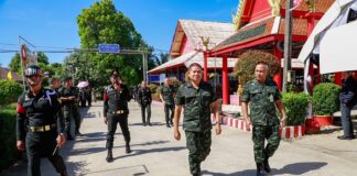 จัดพิธีอย่างสมเกียรติ แม่ทัพภาคที่ 4 ร่วมพิธีรดน้ำศพ พ่อเมืองผู้เสียสละ นายอำพล พงศ์สุวรรณ ผู้ว่าราชการจังหวัดยะลา ที่ วัดชลธารประสิทธิ์ (วัดใหม่) บ้านหัวควาย จ.สงขลา