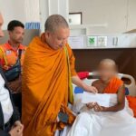 สมเด็จพระมหาวชิรมังคลาจารย์ เจ้าคณะใหญ่หนใต้ พร้อมที่ปรึกษา ผอ.รมน.ภาค 4 เยี่่ยมสามเณรบาดเจ็บจากเหตุกราดยิงที่สะบ้าย้อย