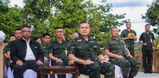 แสงธรรมกลางใจ วิสาขบูชา 2568 รองแม่ทัพภาคที่ 4 นำกำลังพล เวียนเทียน พร้อมด้วย พระเทพวชิรนายก ชี้ธรรมส่องทางชีวิต ณ เขาพระศรีศากยมุนีพุทธโคดม ค่ายสิรินธร จ.ปัตตานี