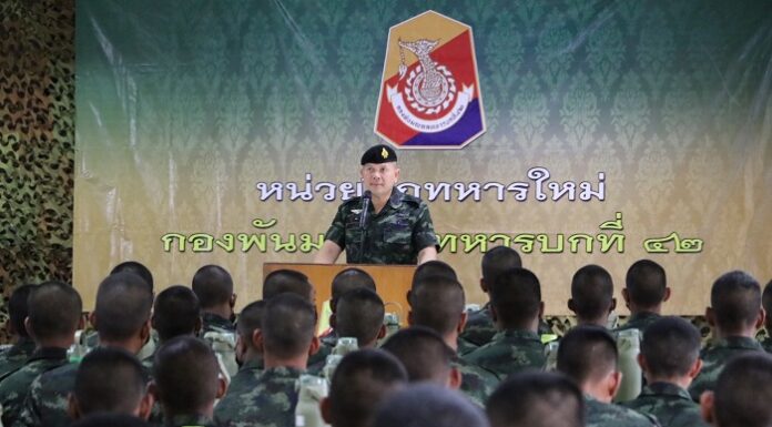 รองแม่ทัพภาคที่ 4 เยี่ยมให้กำลังใจการฝึกทหารใหม่ในพื้นที่ จ.สงขลา กำชับผู้บังคับหน่วยดูแลการฝึกตามมาตรฐาน พร้อมใส่ใจทหารใหม่ทั้งด้านร่างกายและจิตใจอย่างดีที่สุด