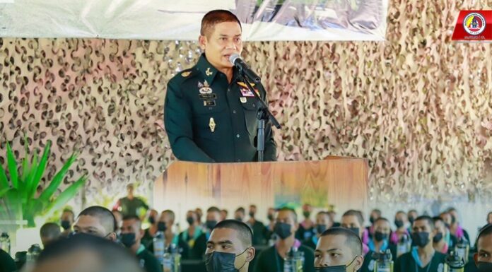 แม่ทัพภาคที่ 4 ตรวจเยี่ยมหน่วยฝึกทหารใหม่ ค่ายวชิราวุธ สร้างขวัญกำลังใจและเน้นการฝึกตามมาตรฐาน “ปลุกความกล้า ค้นหาความเป็นตัวตน ให้น้องคนเล็ก”