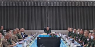 แม่ทัพไพศาล มอบข้อสั่งการหนุนความมั่นคงพื้นที่ จชต. ยกระดับ รปภ. เมืองเศรษฐกิจ – ครู พร้อมเดินหน้าบูรณาการ 3 ฝ่าย รับเปิดเทอม ในการประชุมหน่วยขึ้นตรง กอ.รมน.ภาค 4 สน.