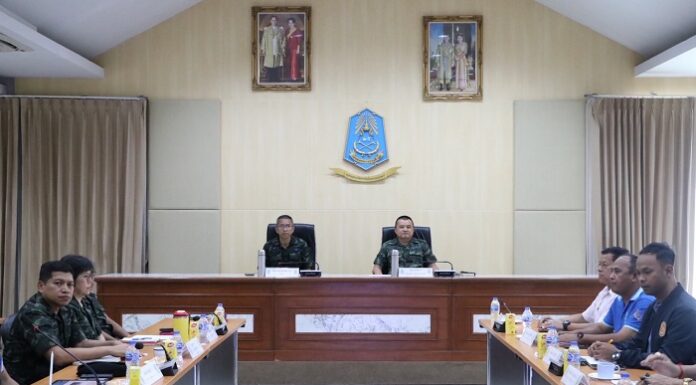 รองเลขาธิการ กอ.รมน.ภาค 4 สน. ประชุมติดตามแผนฝึกทบทวนทักษะการใช้อาวุธ อรบ./อรม. เสริมศักยภาพป้องกันชุมชน