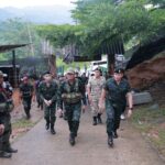 แม่ทัพภาคที่ 4 ตรวจเยี่ยม พร้อมสั่งคุมเข้มความปลอดภัย หลังคนร้ายโจมตีฐาน ชคต.เกียร์ อ.สุคิริน จ.นราธิวาส ส่งผลให้เจ้าหน้าที่ถูกยิงบาดเจ็บ 2 นาย