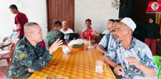 ฉก.สันติสุข”ใกล้ชิดประชาชน จัดกิจกรรม “หมอเดินเท้า” ตามร้านน้ำชา ส่งเสริมสุขภาพเชิงรุกในชุมชน