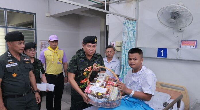 แม่ทัพภาคที่ 4 เยี่ยมให้กำลังใจผู้บาดเจ็บจากเหตุลอบวางระเบิดบริเวณใกล้ฐานปฏิบัติหมวดเฉพาะกิจตำรวจนราธิวาส 9322 บ้านบือแนแล อ.เมือง จ.นราธิวาส ย้ำเจ้าหน้าที่เร่งขยายผลหาตัวผู้กระทำผิดเข้าสู่กระบวนการกฎหมายโดยเร็ว