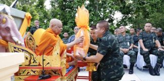 แม่ทัพภาคที่ 4 นำกำลังพลเวียนเทียนวันอาสาฬหบูชา ณ เขาพระศรีศากยมุณี ค่ายสิรินธร จ.ปัตตานี เสริมสร้างขวัญกำลังใจและความสามัคคีในพื้นที่ชายแดนใต้