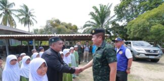 แม่ทัพภาคที่ 4 ลงพื้นที่มอบกำลังใจและอุปกรณ์การเรียนแก่ศูนย์การศึกษาอิสลามตือลาฆอมือดัน จ.นราธิวาส