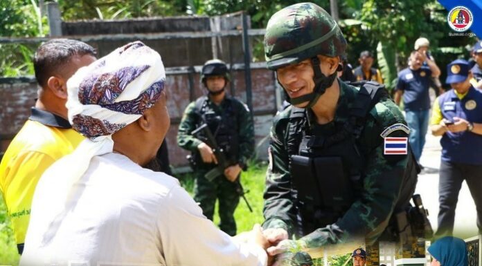 ผบ.ฉก.นราธิวาส ลงพื้นที่เข้าเยี่ยมให้กำลังใจ และดูแลครอบครัว อส.ทพ. ที่เสียชีวิตจากเหตุความรุนแรง อย่างใกล้ชิด