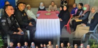 ทีมเยียวยา ศอ.บต. และอำเภอระแงะ เข้าเยี่ยมครอบครัวอาสาสมัครทหารพราน นาซือรี แวสะมะแอ เสียชีวิตจากเหตุลอบยิง เพื่อให้กำลังใจ พร้อมมอบเงินช่วยเหลือเยียวยา