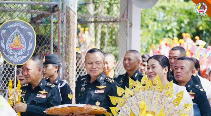 แม่ทัพภาคที่ 4 เป็นประธานทอดกฐินสามัคคี วัดปากช่องนคราวาส จังหวัดนครศรีธรรมราช เพื่อสืบสานพระพุทธศาสนา เสริมสร้างความรัก ความสามัคคีระหว่างประชาชนกับหน่วยงานรัฐ