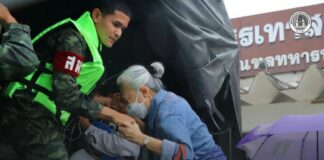 ศูนย์บรรเทาสาธารณภัย มทบ.42 เคียงข้างประชาชน นักท่องเที่ยว จัดรถส่งต่อสนามบินและจุดบริการขนส่ง หลังอุทกภัยกระทบการเดินทาง