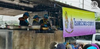 “ทุกภารกิจดูแลทุกข์สุขไม่ทิ้งกัน” ศูนย์บรรเทาสาธารณภัย มณฑลทหารบกที่ 46 โดย ฉก.ทพ.43 ผลิตอาหารวันละ 1,400 กล่อง ช่วยผู้ประสบอุทกภัยน้ำท่วม ณ ศูนย์พักพิงอุ่นไอรัก จังหวัดปัตตานี