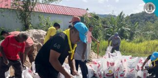 “จิตอาสาทหารพราน 41” ผนึกกำลังช่วยชาวบ้านกรอกกระสอบทราย ป้องกันน้ำท่วมช่วงฤดูฝน