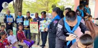 “เกศาสานใจ เชื่อมรักสานสัมพันธ์” ทหารพราน 41 บริการตัดผมนักเรียน พร้อมทั้งให้ความรู้เรื่องโทษและพิษภัยยาเสพติด