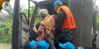 ทหาร ร.152 พัน.3 ลุยน้ำช่วยประชาชนหลังน้ำท่วมต่อเนื่องใน อ.เมือง จ.ยะลา