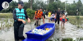 ฉก.ทพ.48 จัดกำลังพลลุยน้ำช่วยเหลือบรรเทาทุกข์ศูนย์พักพิงชั่วคราว อ.สุไหงปาดี จ.นราธิวาส นำสิ่งของอุปโภค บริโภค และเทียนขนาดใหญ่ ให้มีแสงสว่างในการดำรงชีวิตและผ่านพ้นค่ำคืนที่มืดมิด เพื่อเป็นการบรรเทาความเดือดร้อนในเบื้องต้น